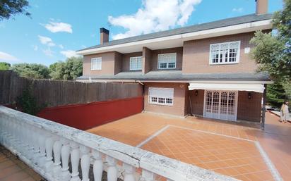 Exterior view of Single-family semi-detached for sale in Moralzarzal  with Terrace and Swimming Pool