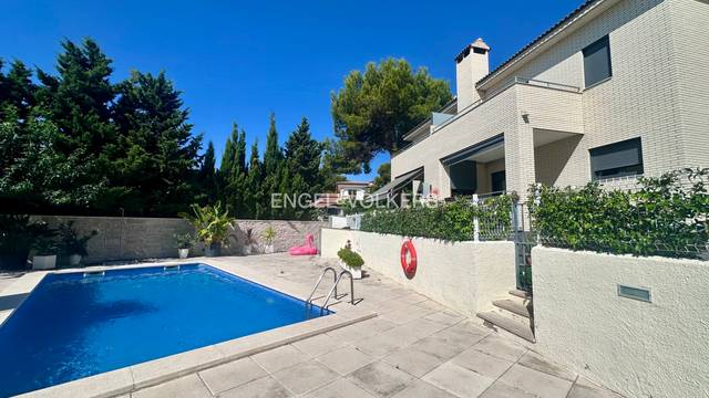Casa adosada en Venta en Carrer de la Magnòlia, 37 en Pino Alto