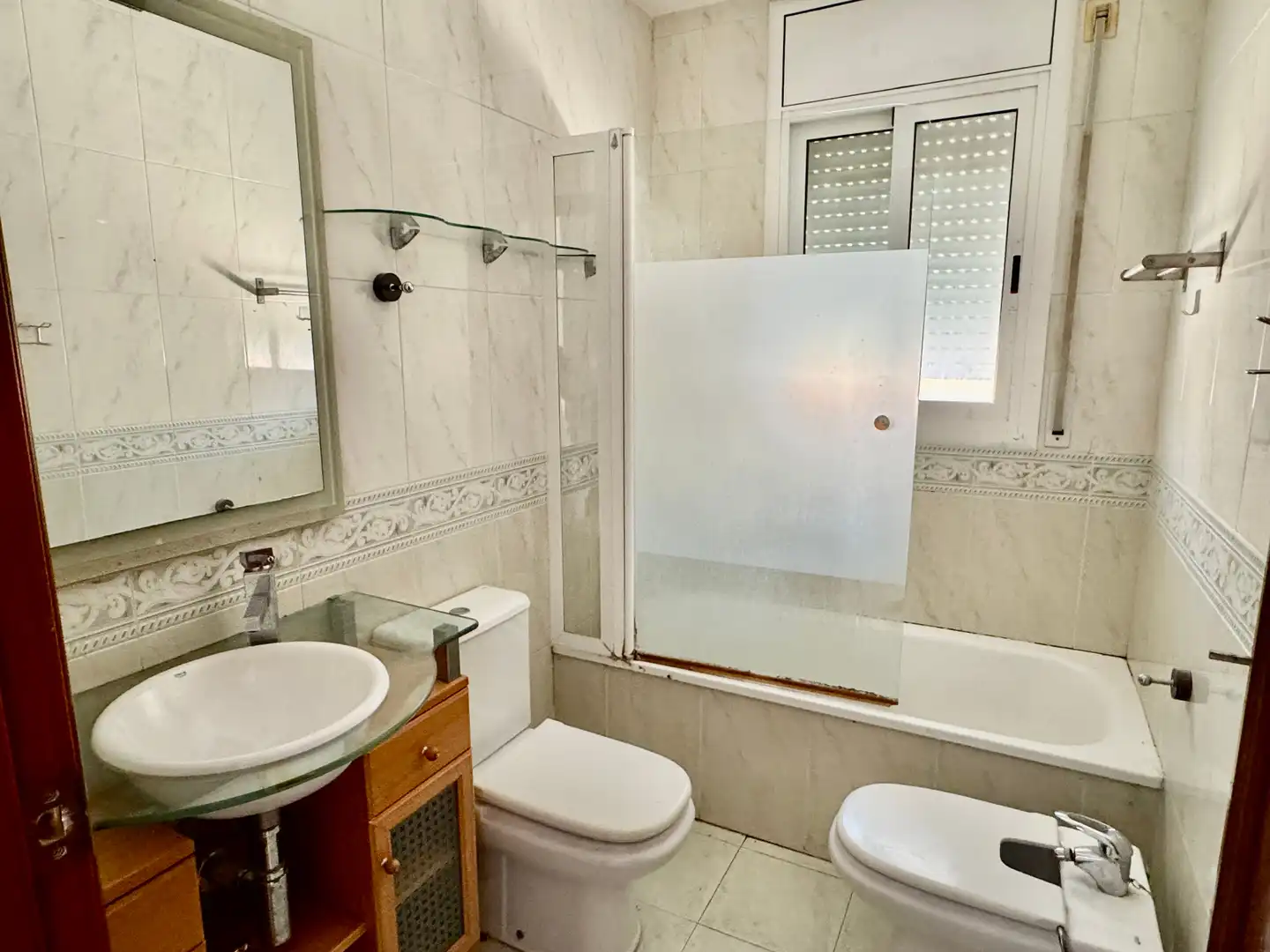 Badezimmer von Einfamilien-Reihenhaus zum Verkauf in Calafell mit Heizung, Privatgarten und Terrasse