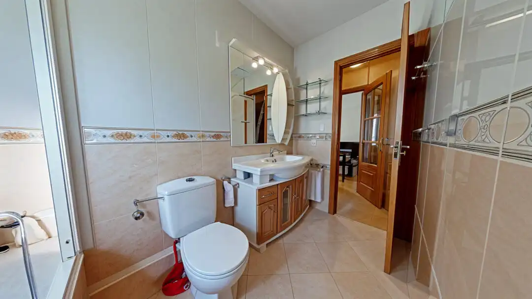 Badezimmer von Wohnung zur Miete in Madrid mit Klimaanlage, Heizung und Terrasse