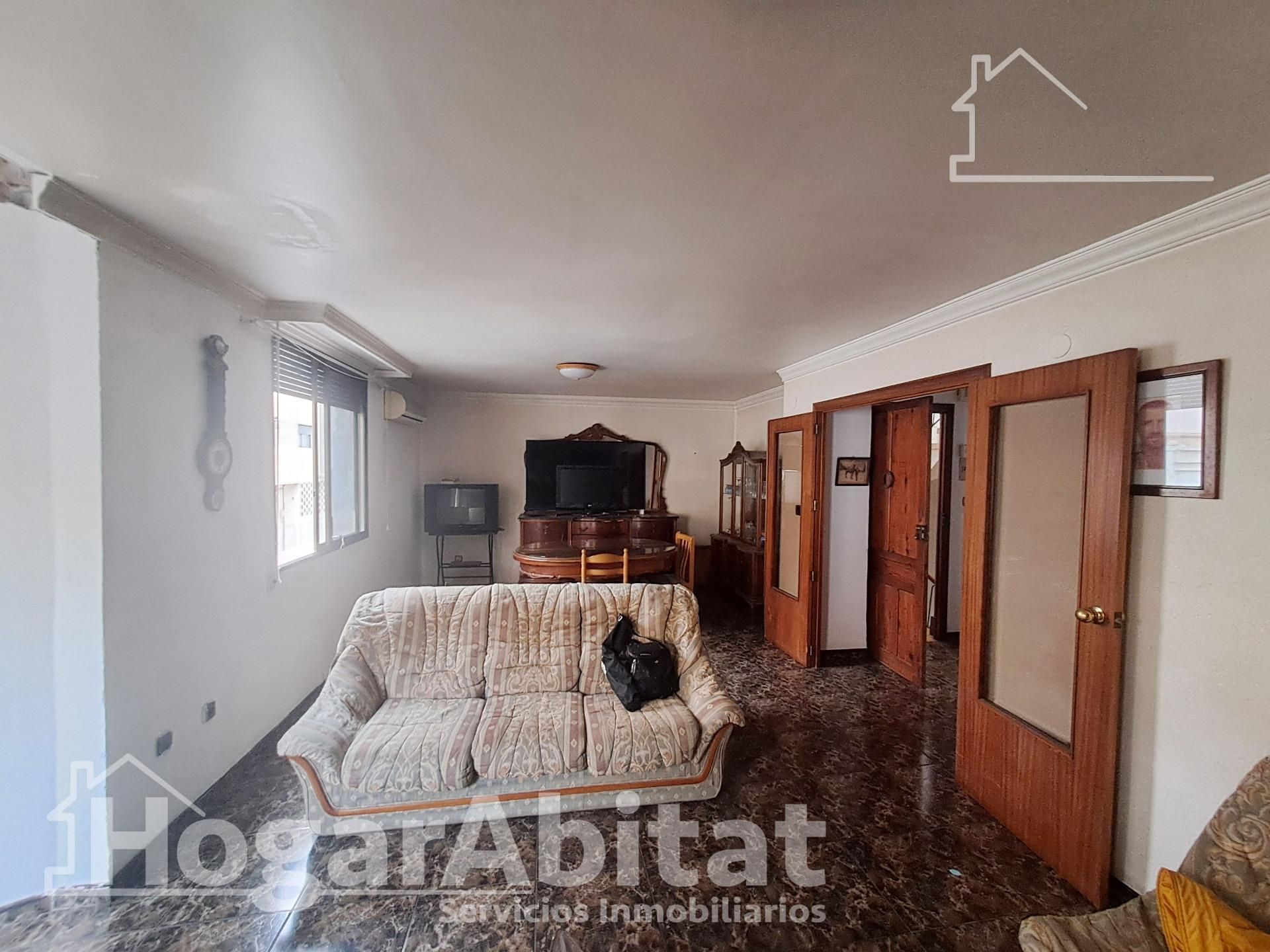 Sala d'estar de Casa o xalet en venda en Castellón de la Plana / Castelló de la Plana amb Terrassa, Traster i Moblat