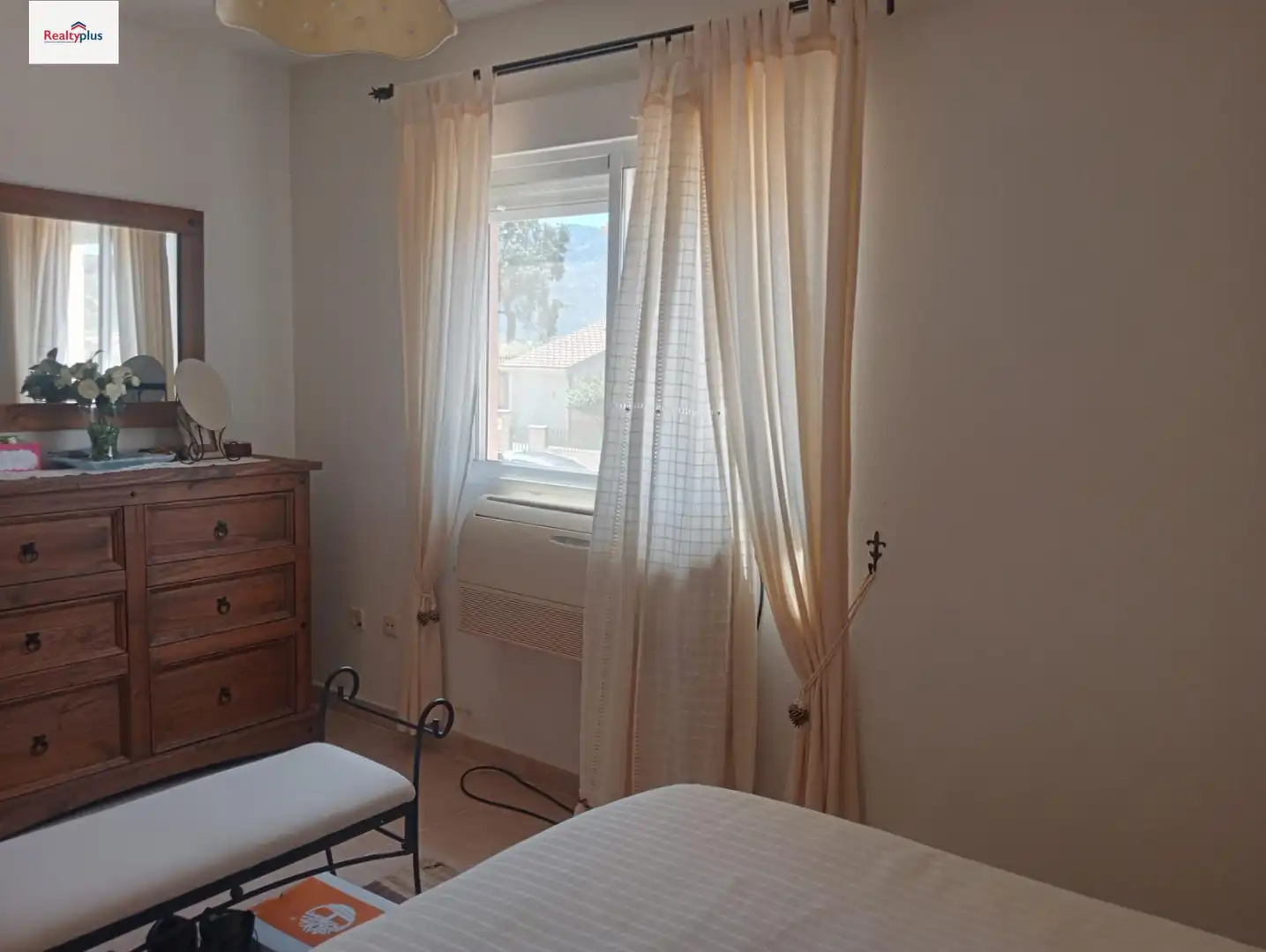 Habitación de Casa adosada en venta en Burgohondo