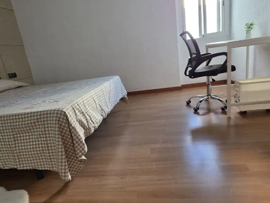 Bedroom of Flat for share in Sur
