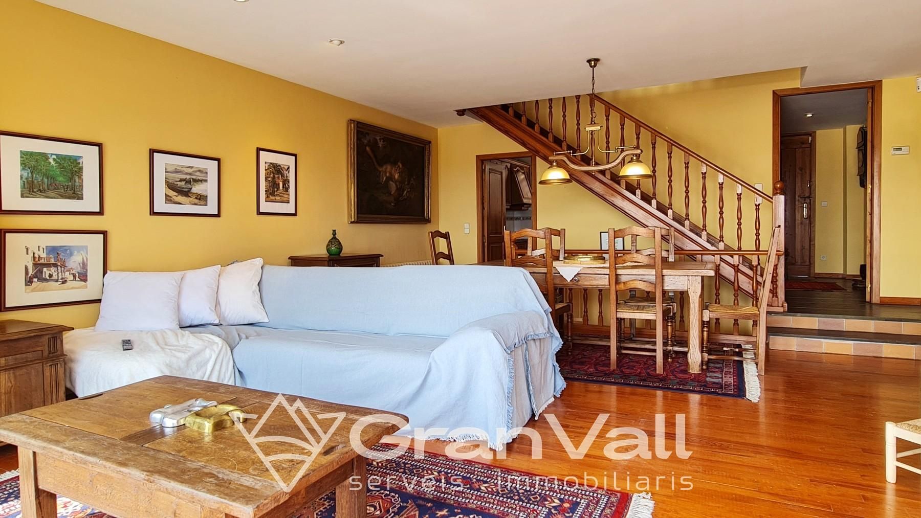 Sala d'estar de Casa adosada en venda en Puigcerdà amb Calefacció, Terrassa i Balcó