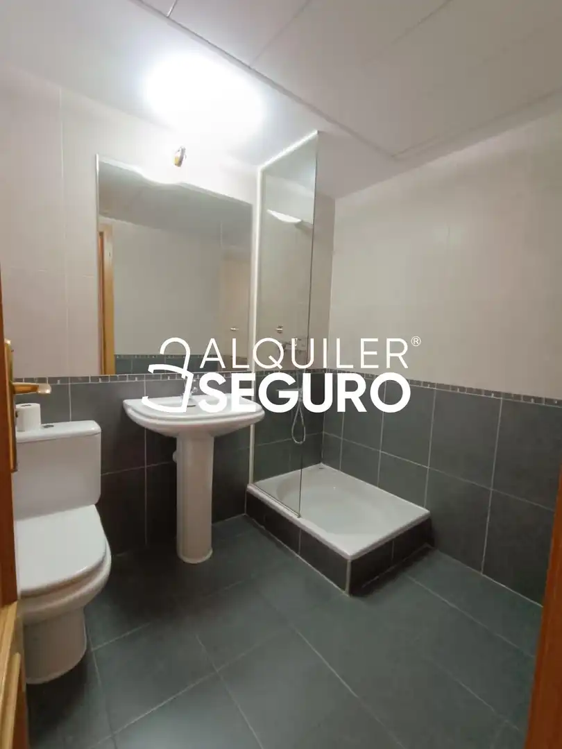 Baño de Piso de alquiler en Parla con Aire acondicionado, Calefacción y Terraza
