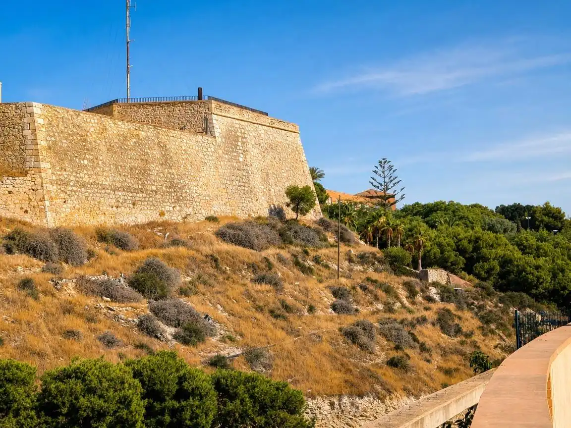 Außenansicht von Dachboden zur Miete in Alicante / Alacant mit Terrasse, Abstellraum und Möbliert