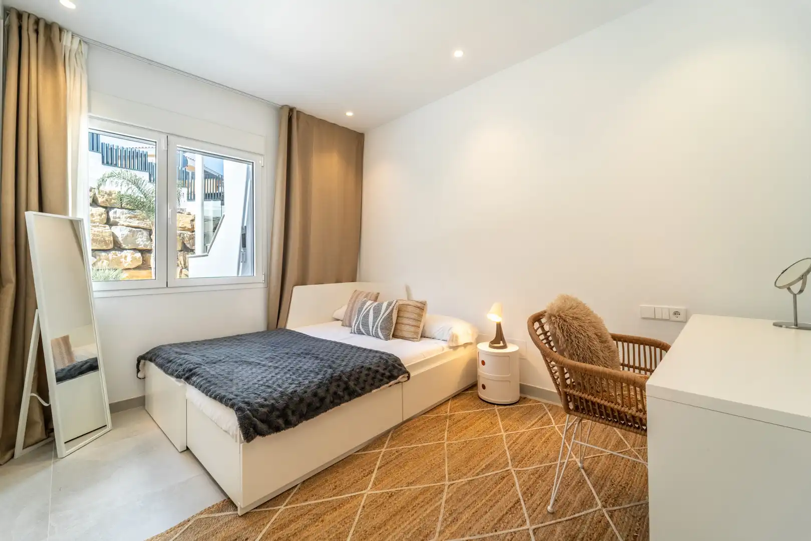 Schlafzimmer von Wohnungen zur Miete in Benalmádena mit Klimaanlage, Terrasse und Schwimmbad