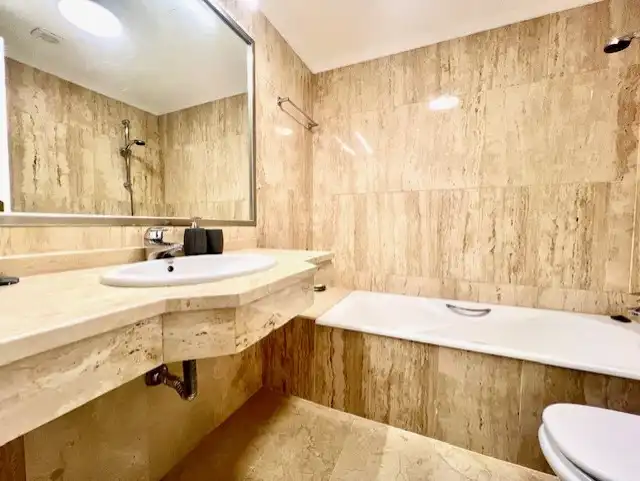 Badezimmer von Wohnung zum Verkauf in Marbella mit Klimaanlage, Heizung und Terrasse