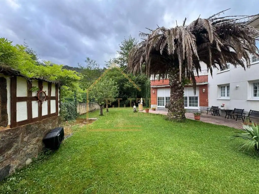 Garden of Houses for sale in Castro-Urdiales  with Air Conditioner, Heating and Storage room