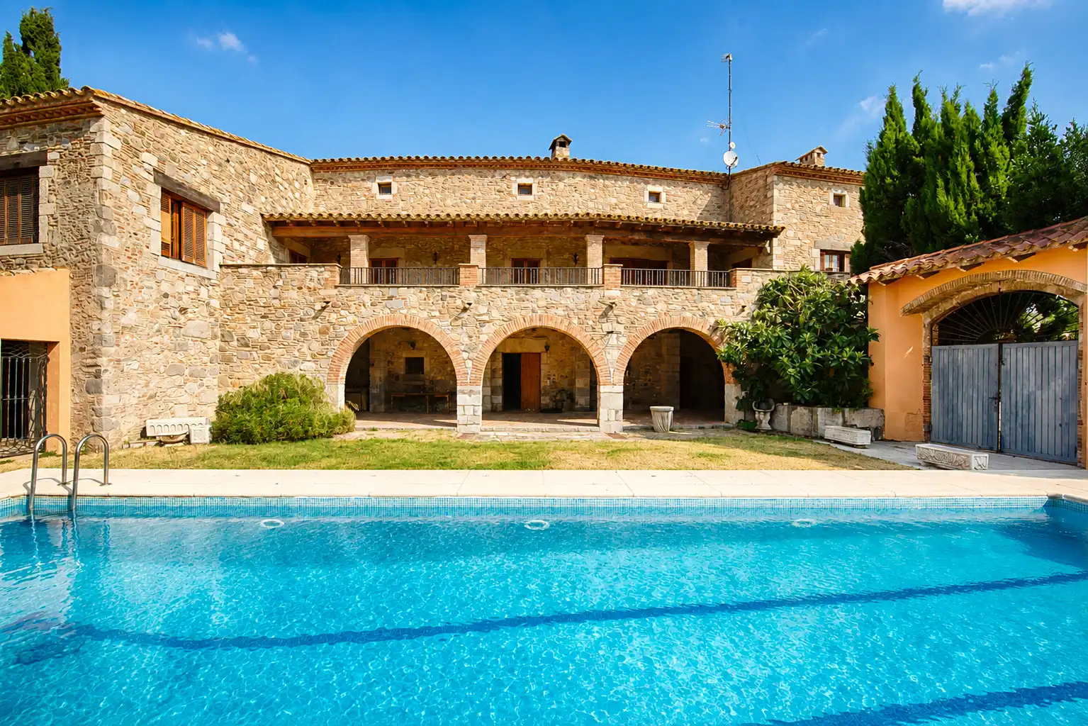 Vista exterior de Finca rústica en venda en Castelló d'Empúries amb Jardí privat i Piscina