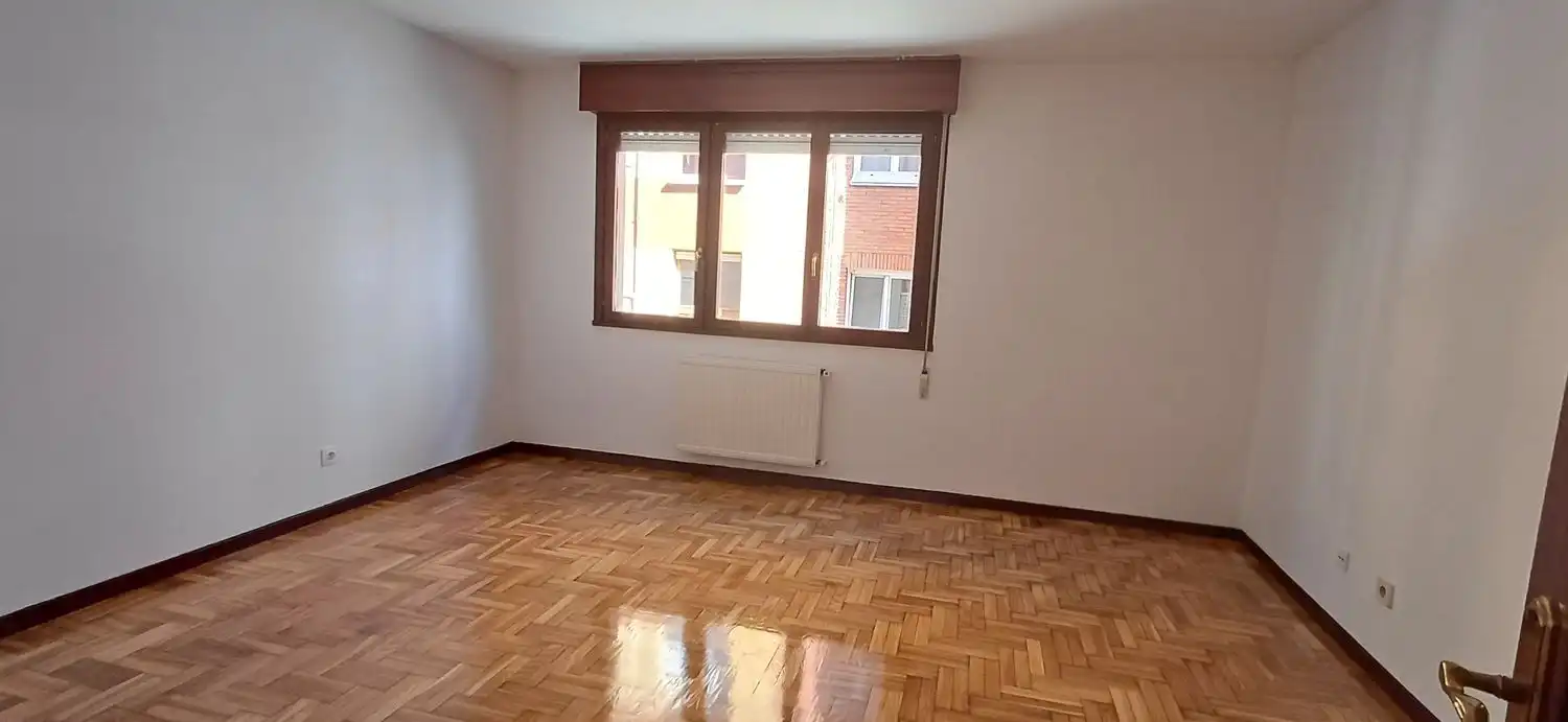 Habitación de Piso de alquiler en Gijón  con Calefacción, Trastero y Piscina