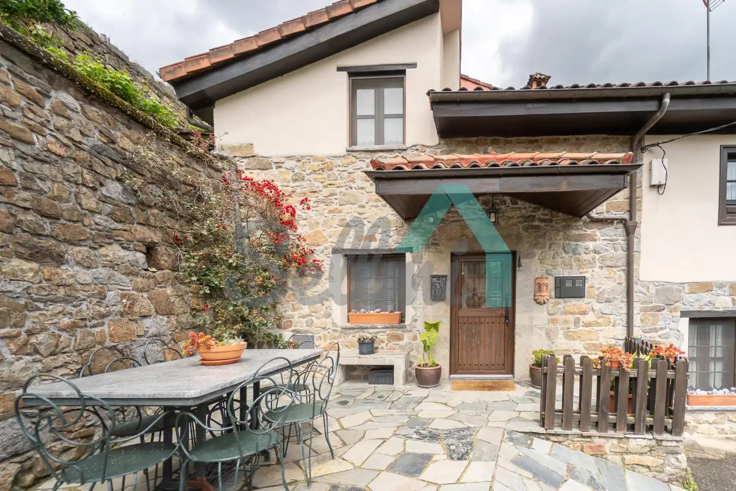 Vista exterior de Casa adosada en venta en Aller con Calefacción, Jardín privado y Parquet