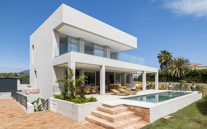 Vista exterior de Casa o xalet en venda en Marbella amb Aire condicionat, Terrassa i Piscina