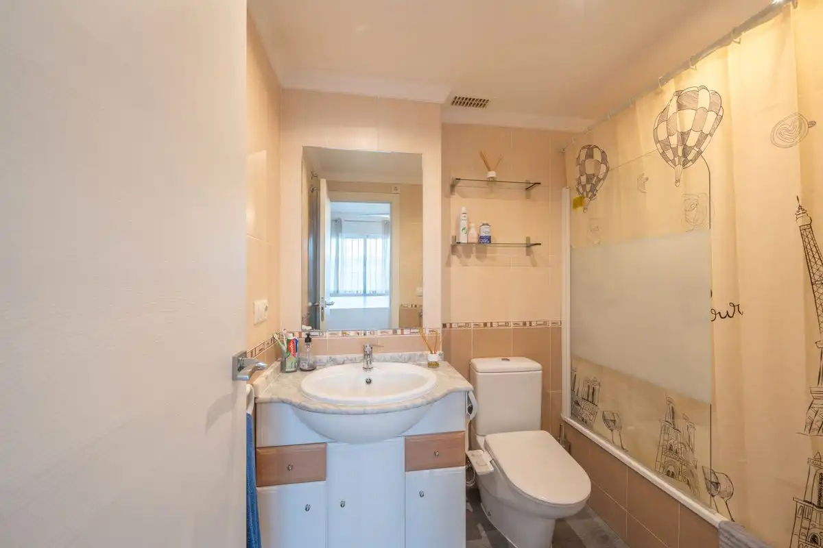 Badezimmer von Erdgeschoss zum Verkauf in Dénia mit Klimaanlage, Heizung und Terrasse