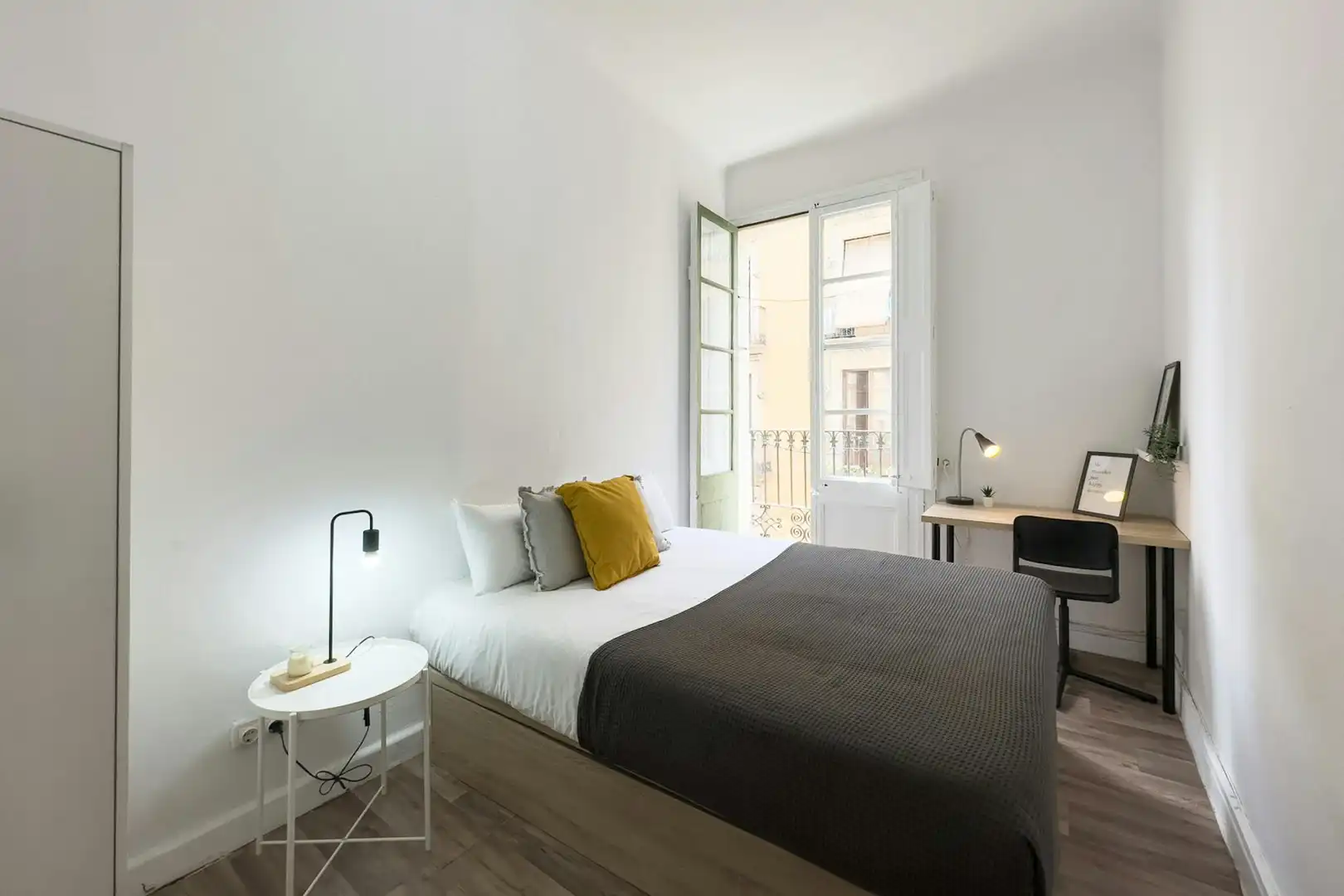 Bedroom of Flat for share in Barcelona  with Washing machine