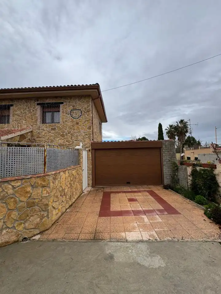 Vista exterior de Casa o xalet en venda en Cadrete amb Aire condicionat, Calefacció i Jardí privat