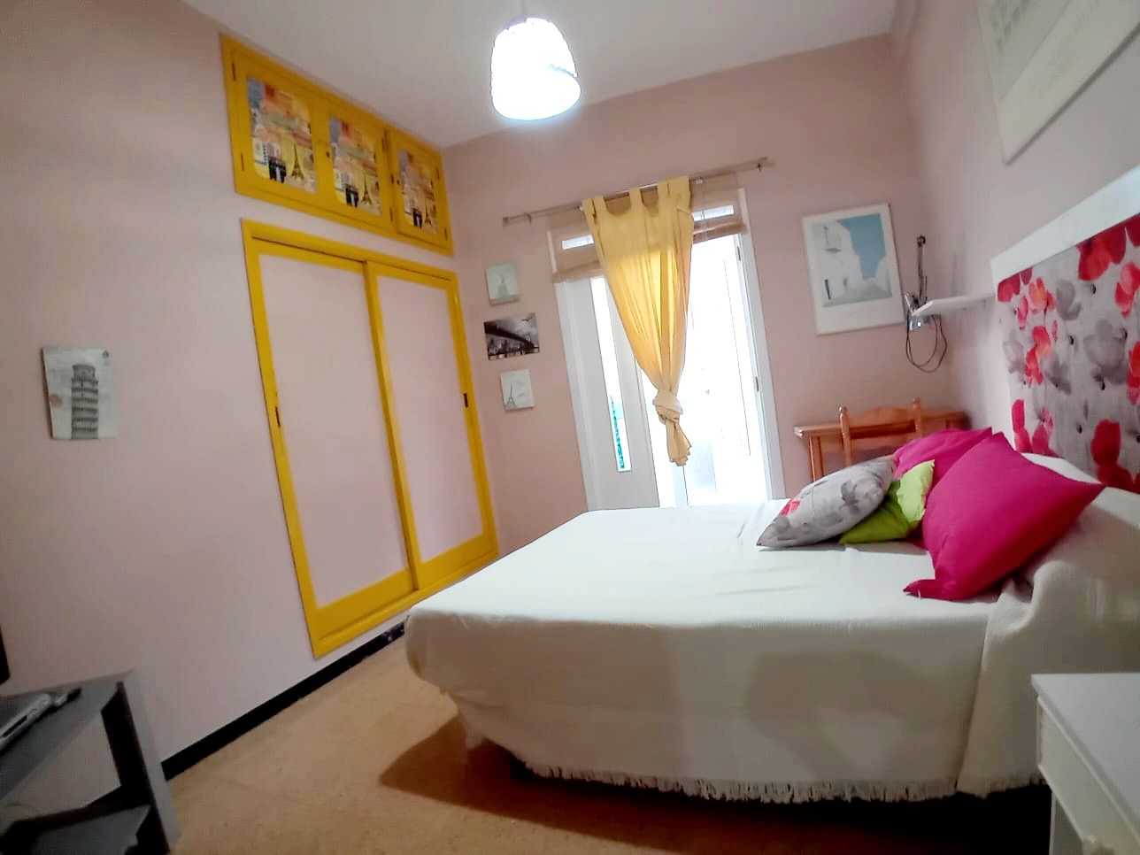 Dormitori de Apartament de lloguer en Las Palmas de Gran Canaria amb Moblat, Rentadora i Microones
