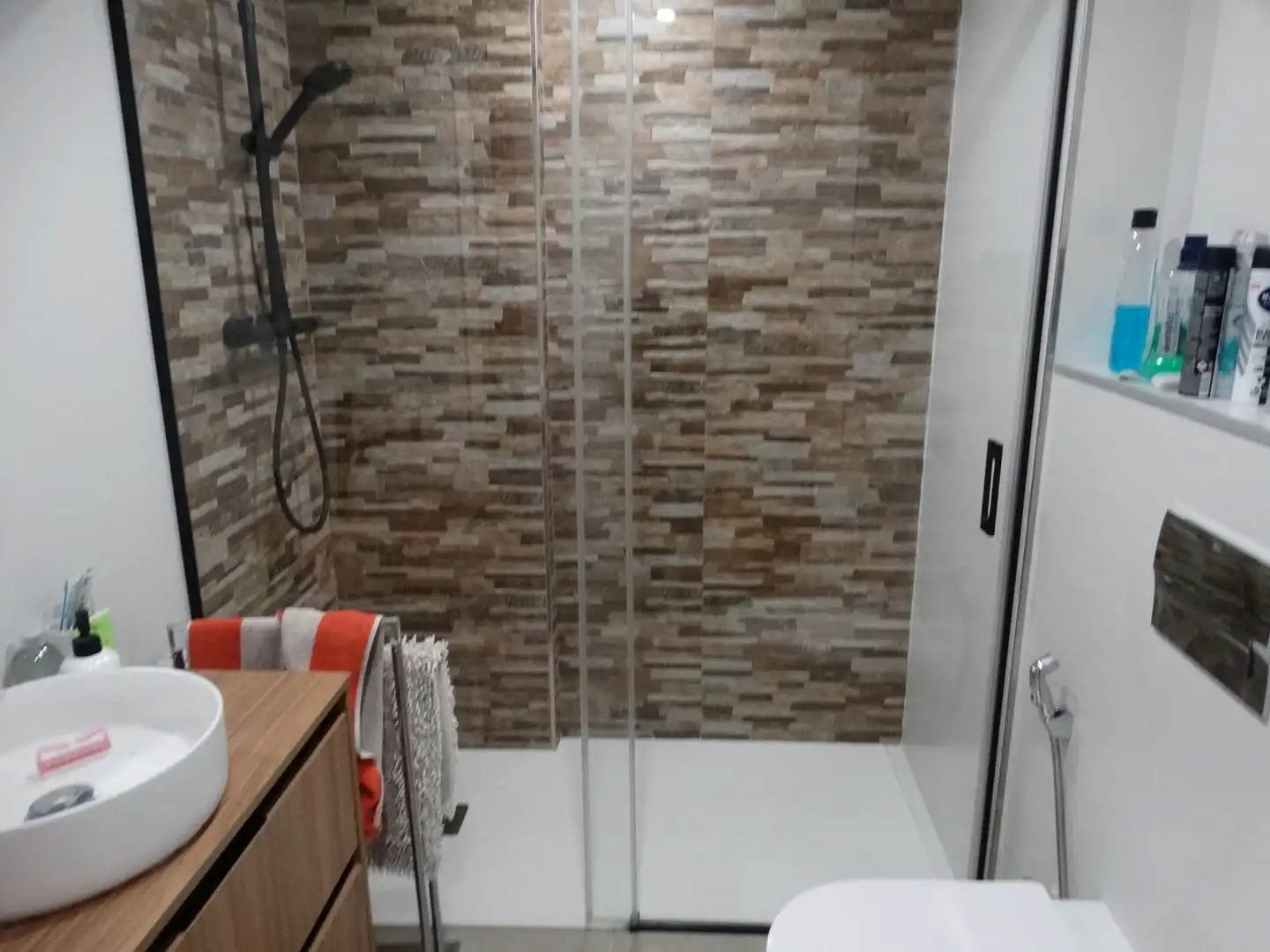 Bathroom of Ground floor for sale in Vilanova i la Geltrú  with Air Conditioner, Private garden and Terrace