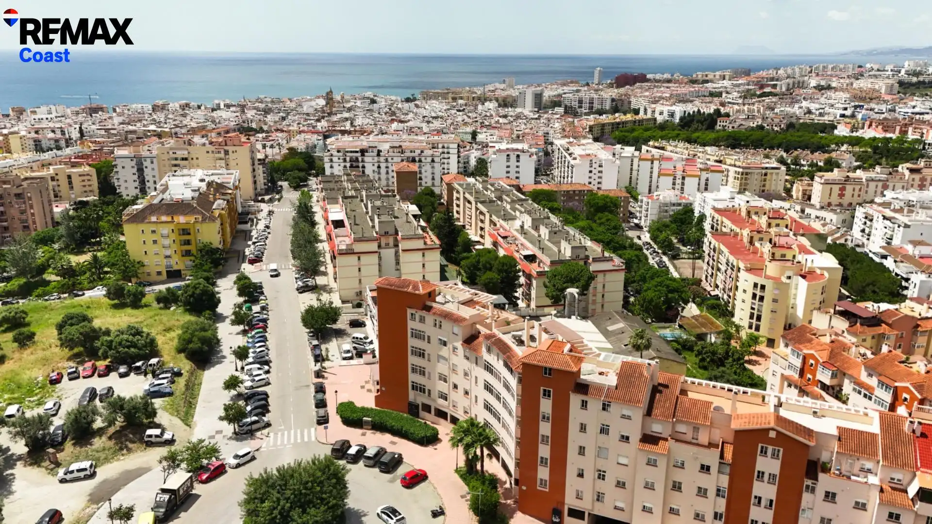 Vista exterior de Àtic en venda en Estepona amb Aire condicionat i Piscina comunitària