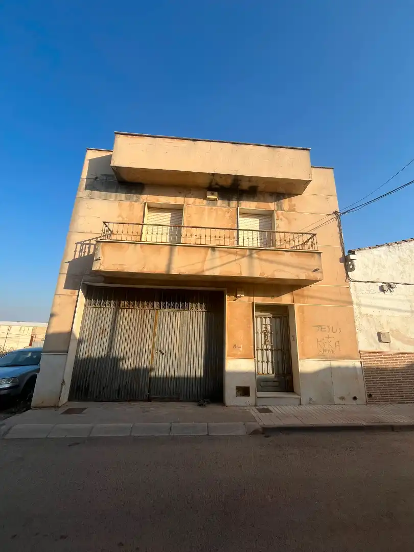 Vista exterior de Casa o xalet en venda en Linares amb Terrassa