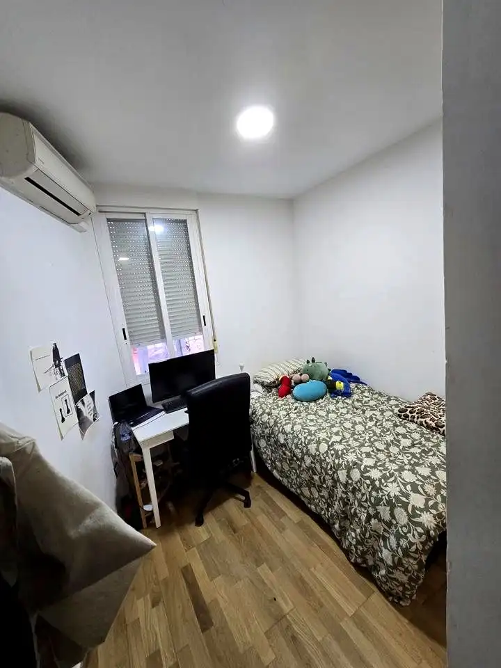 Dormitori de Apartament de lloguer en Madrid amb Aire condicionat, Calefacció i Moblat