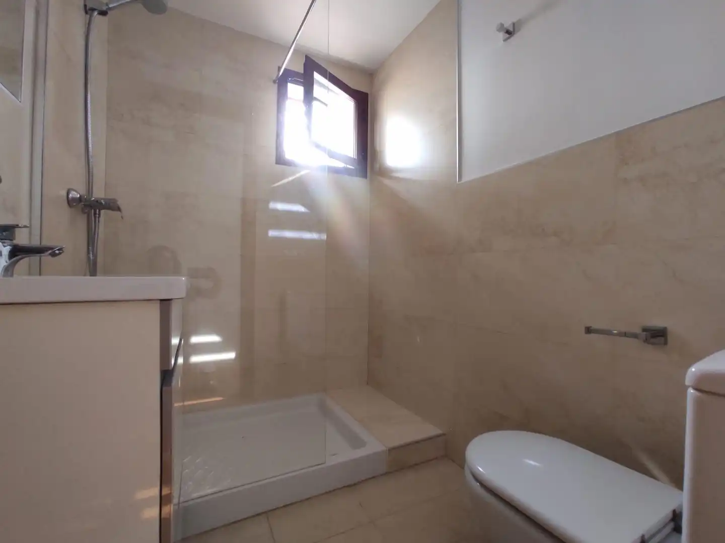 Baño de Casa o chalet de alquiler en Montequinto con Aire acondicionado, Calefacción y Jardín privado