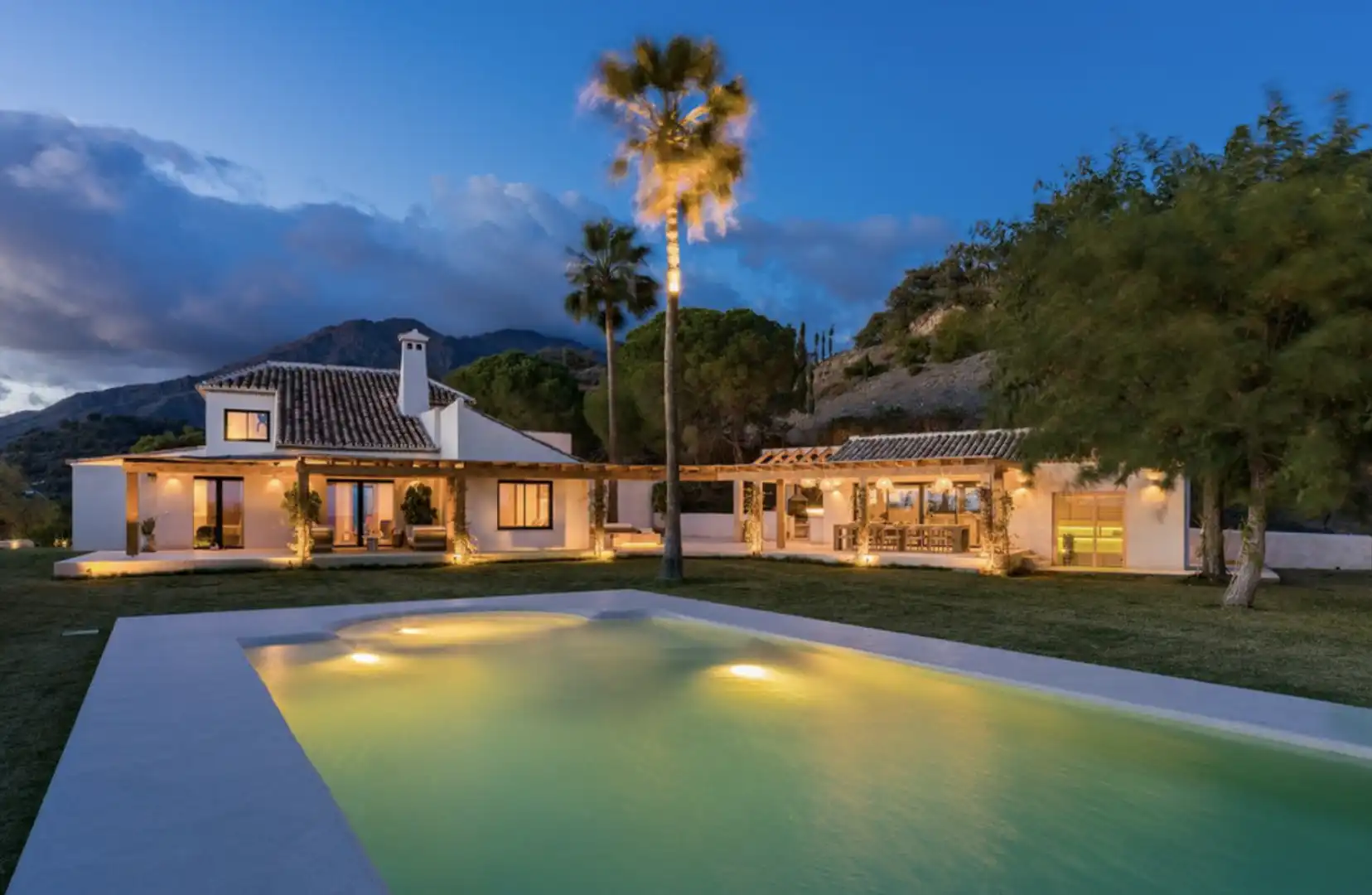 Vista exterior de Casa o xalet en venda en Estepona amb Aire condicionat, Calefacció i Jardí privat