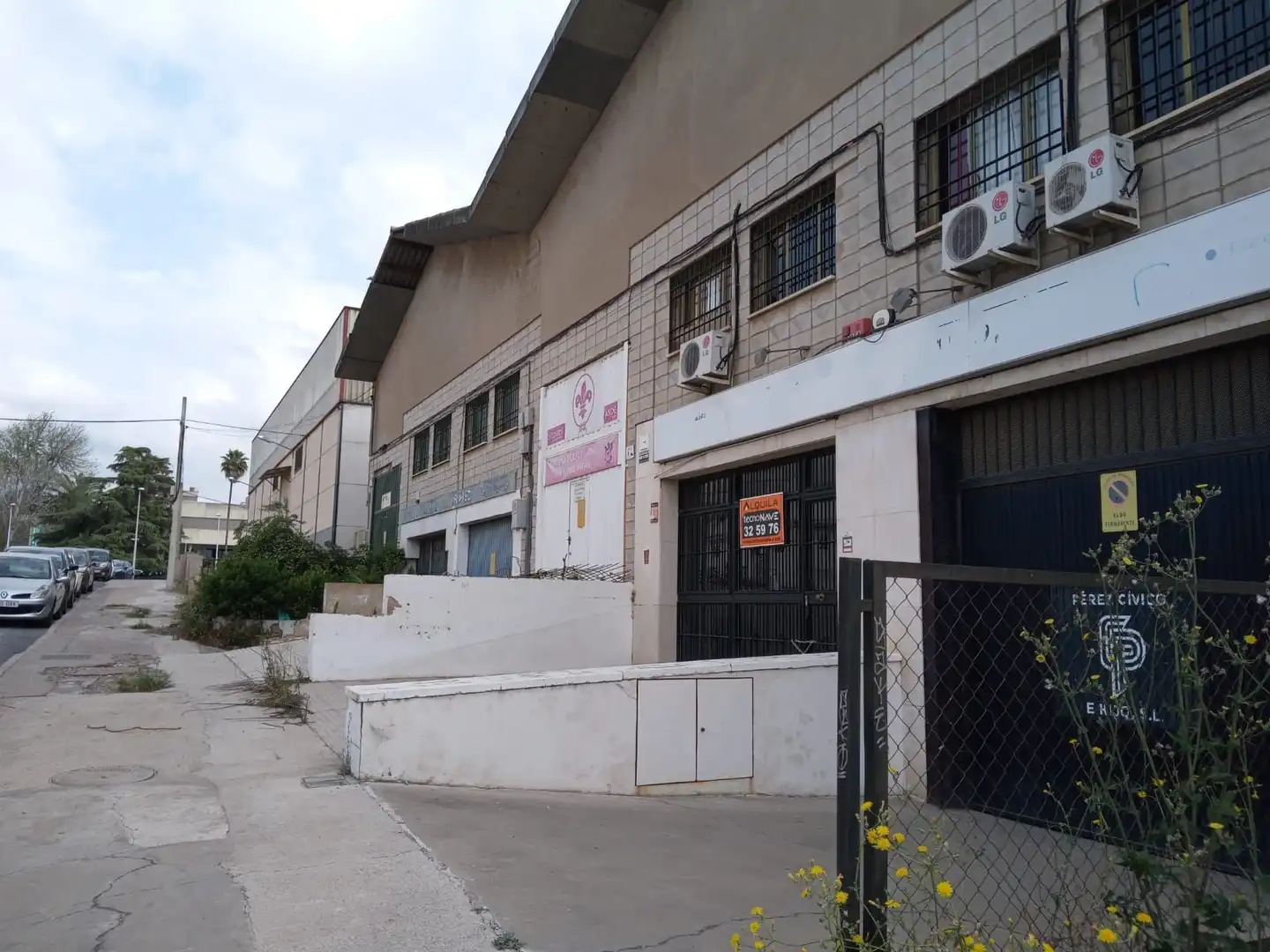Außenansicht von Fabrikhallen zum Verkauf in Córdoba