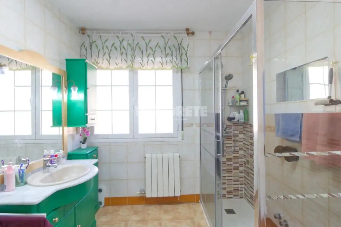 Badezimmer von Einfamilien-Reihenhaus zum Verkauf in Toledo mit Klimaanlage, Heizung und Privatgarten
