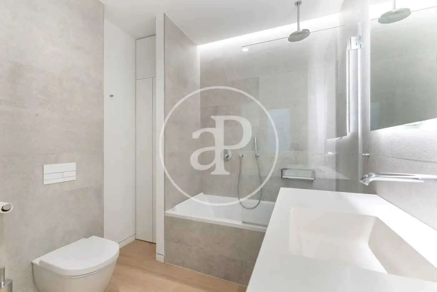 Baño de Piso en venta en  Palma de Mallorca con Aire acondicionado, Calefacción y Balcón