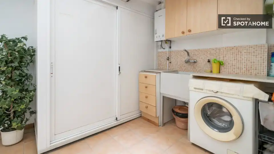 Cuina de Pis de lloguer en Valencia amb Aire condicionat, Calefacció i Moblat