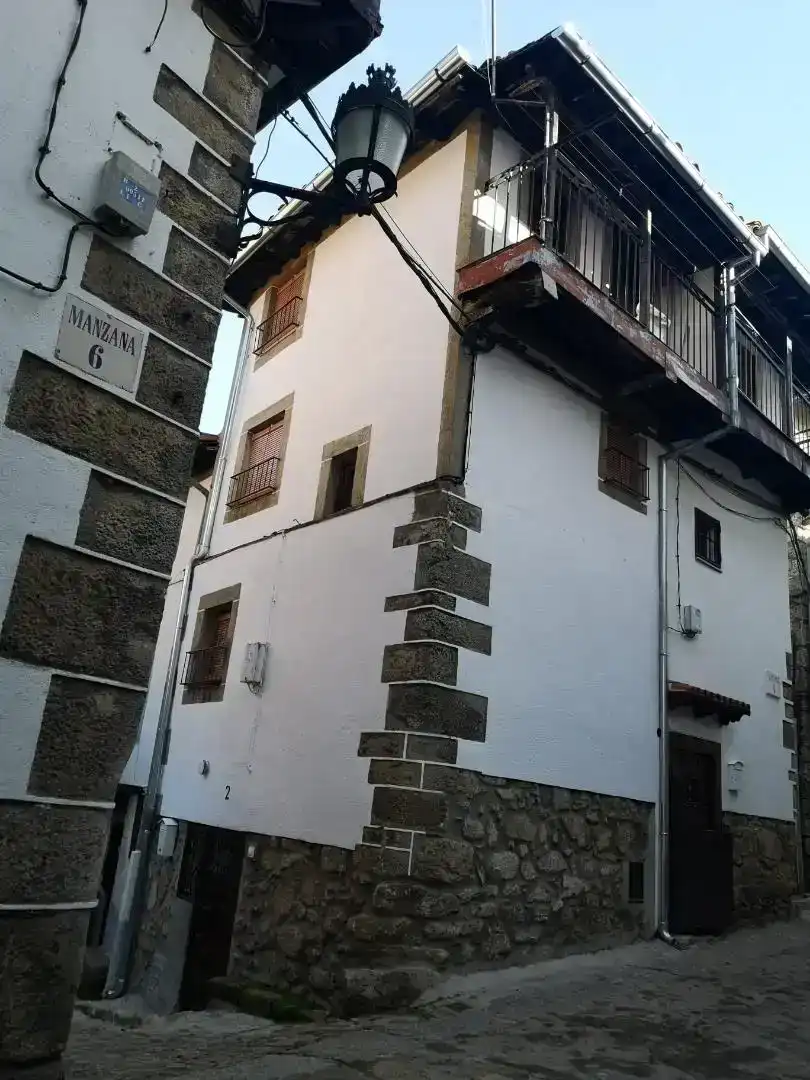 Vista exterior de Casa adosada en venta en Candelario con Lavadora, Microondas y Balcón