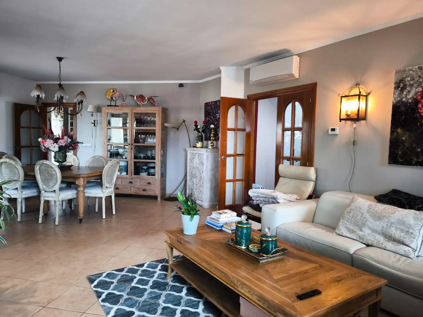 Sala d'estar de Casa o xalet en venda en L'Alfàs del Pi amb Aire condicionat, Calefacció i Jardí privat