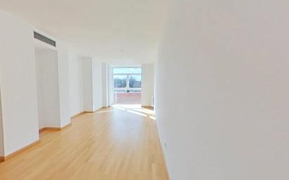 Living room of Flat for sale in  Madrid Capital  with Storage room, Swimming Pool and Oven