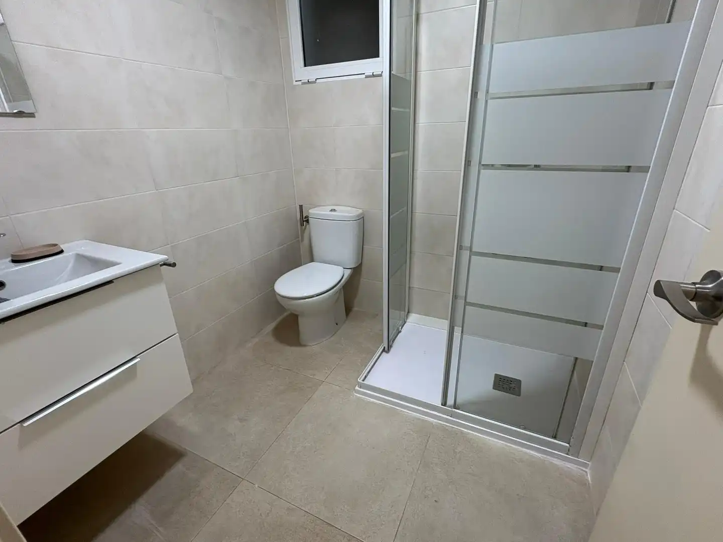 Baño de Piso de alquiler en Elche / Elx con Aire acondicionado y Amueblado