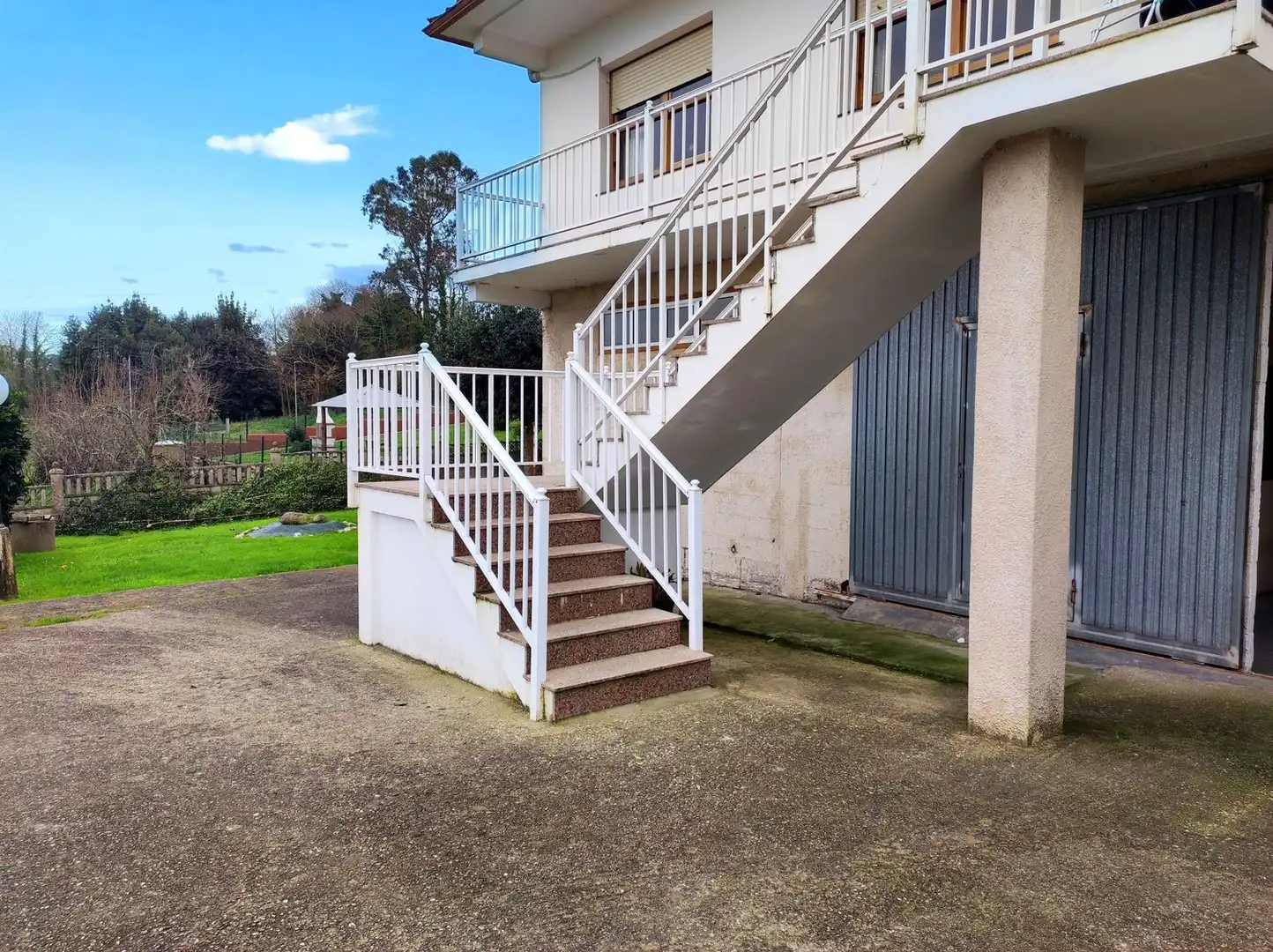 Vista exterior de Casa o xalet en venda en Carral amb Jardí privat, Terrassa i Moblat
