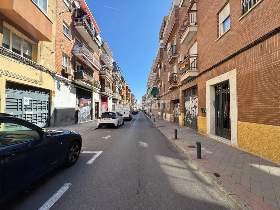 Vista exterior de Local en venda en Madrid amb Calefacció, Parquet i Alarma