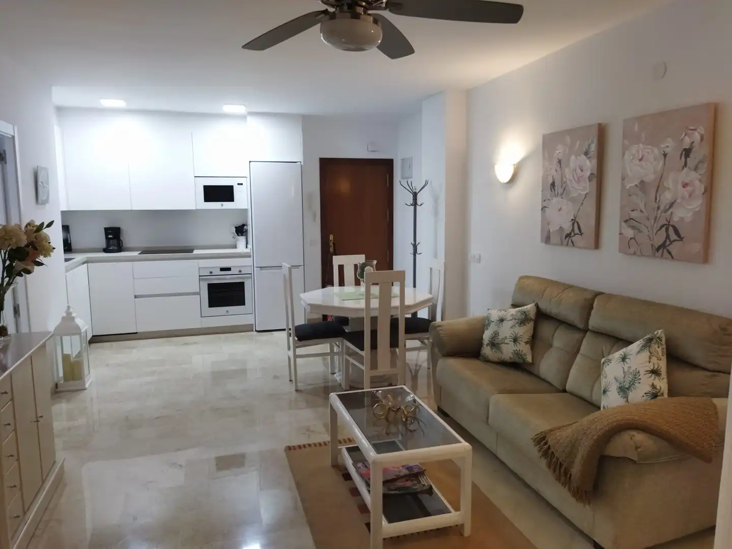 Sala de estar de Piso de alquiler en Fuengirola con Aire acondicionado, Calefacción y Jardín privado
