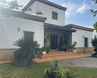 Vista exterior de Casa o xalet en venda en Chiclana de la Frontera amb Jardí privat, Terrassa i Piscina