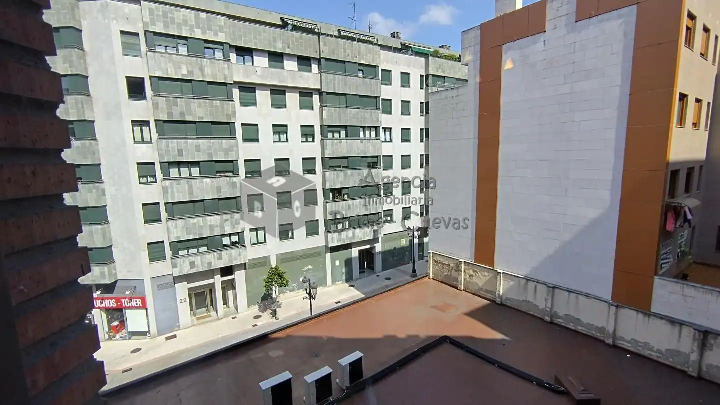 Vista exterior de Pis en venda en Oviedo  amb Calefacció i Terrassa