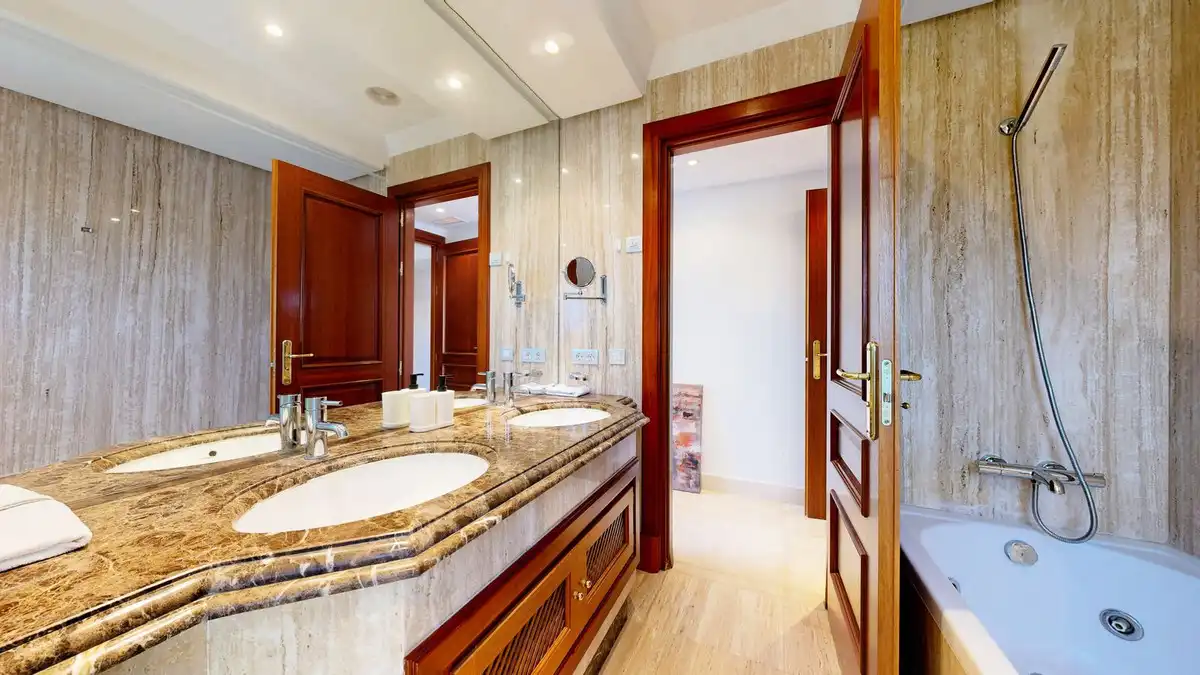 Bathroom of Flat for sale in Estepona  with Air Conditioner, Heating and Terrace