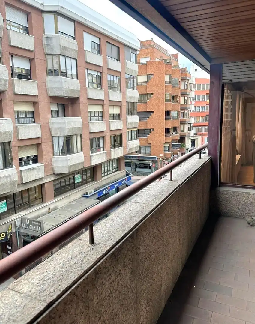 Vista exterior de Pis en venda en León Capital  amb Calefacció, Parquet i Terrassa