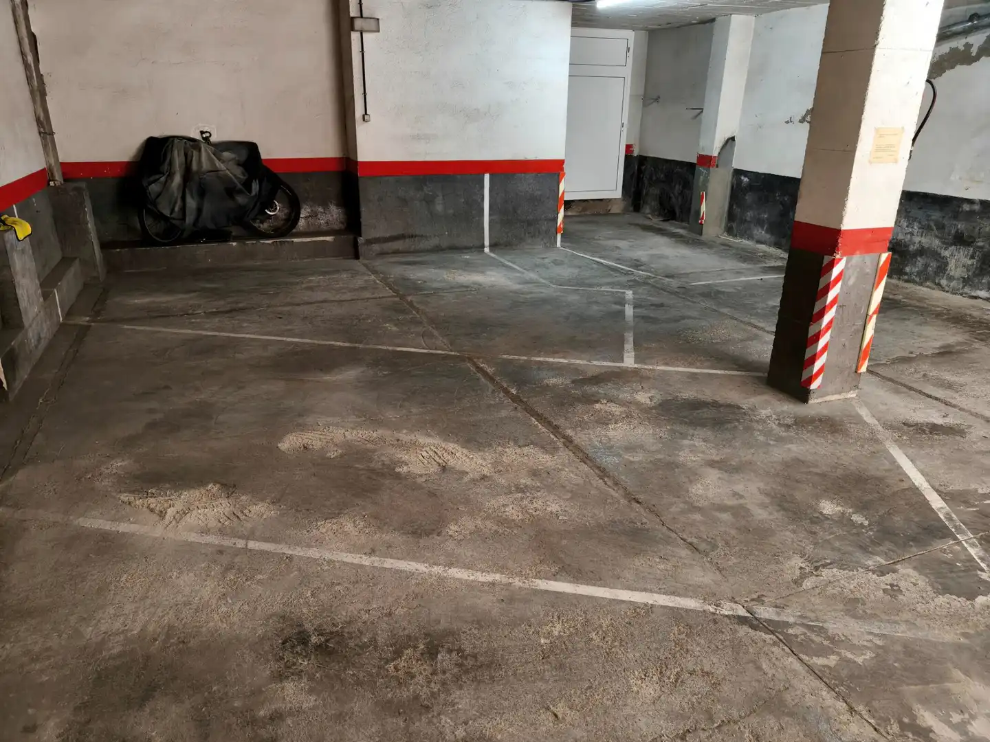 Garage for rent in Carrer de Salvà, El Poble Sec - Parc de Montjuïc