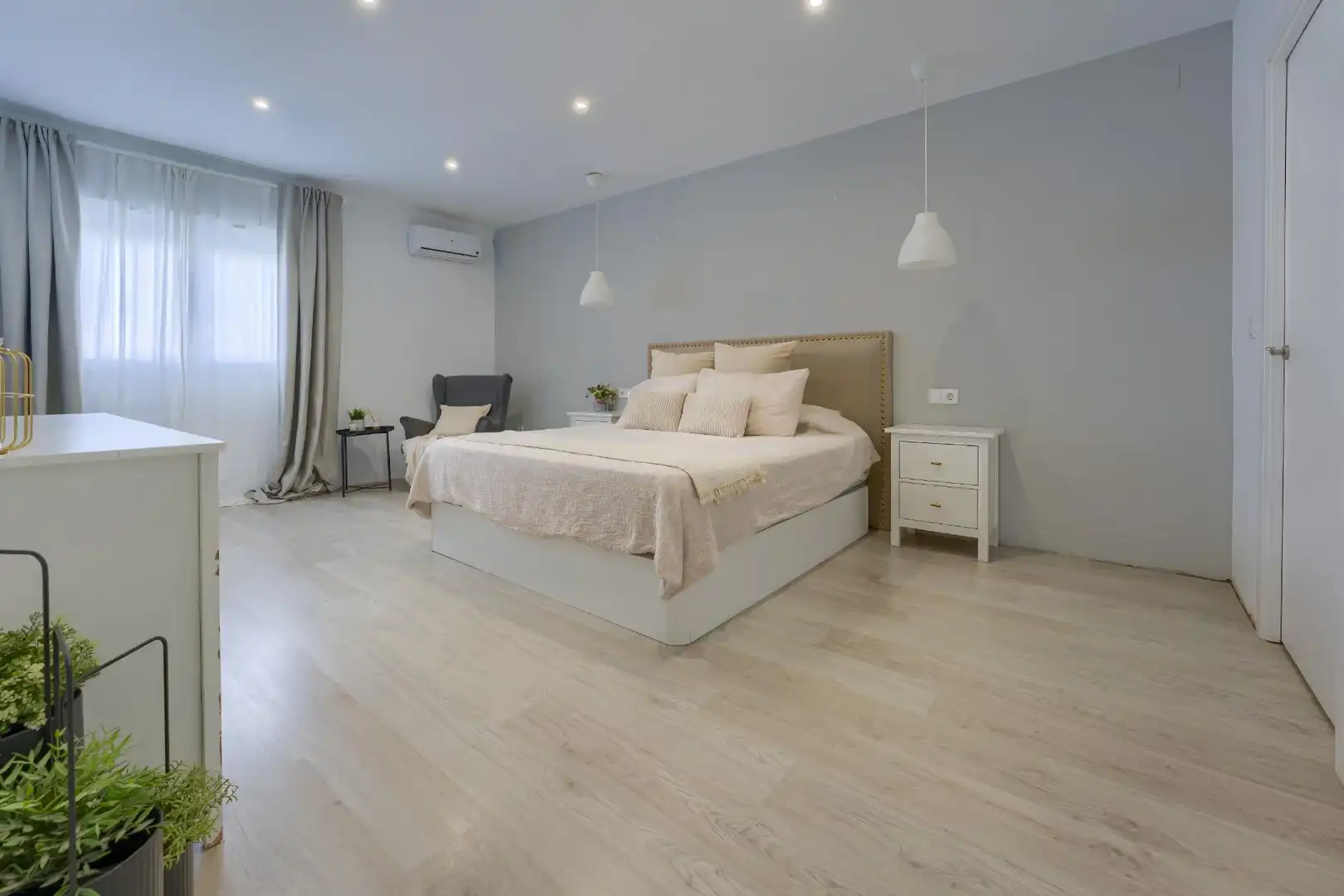 Bedroom of Houses for sale in Tomares  with Air Conditioner, Private garden and Terrace