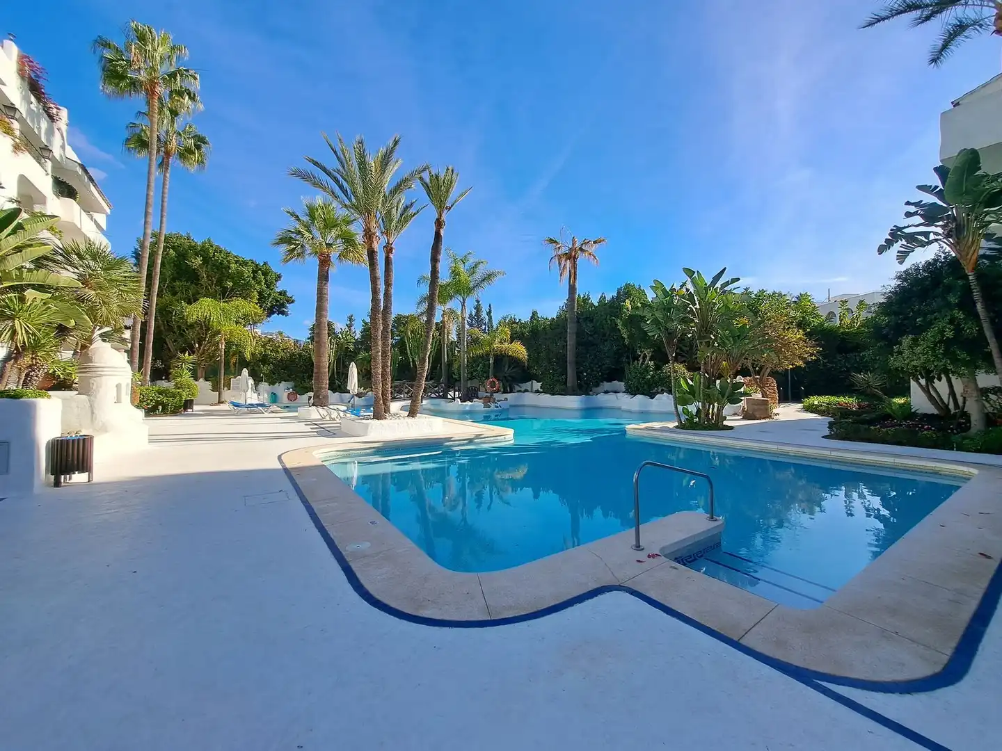 Piscina de Pis en venda en Marbella amb Aire condicionat, Moblat i TV