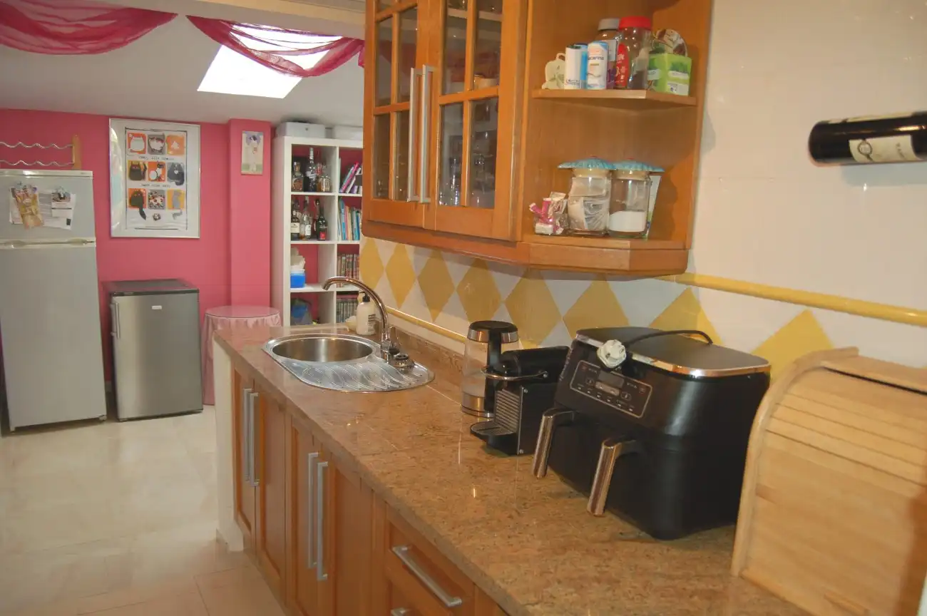 Küche von Einfamilien-Reihenhaus zum Verkauf in Nerja mit Klimaanlage, Heizung und Terrasse