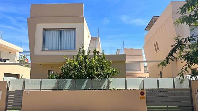 Casa-chalet en Venta en  José Hierro en Pueblo Latino