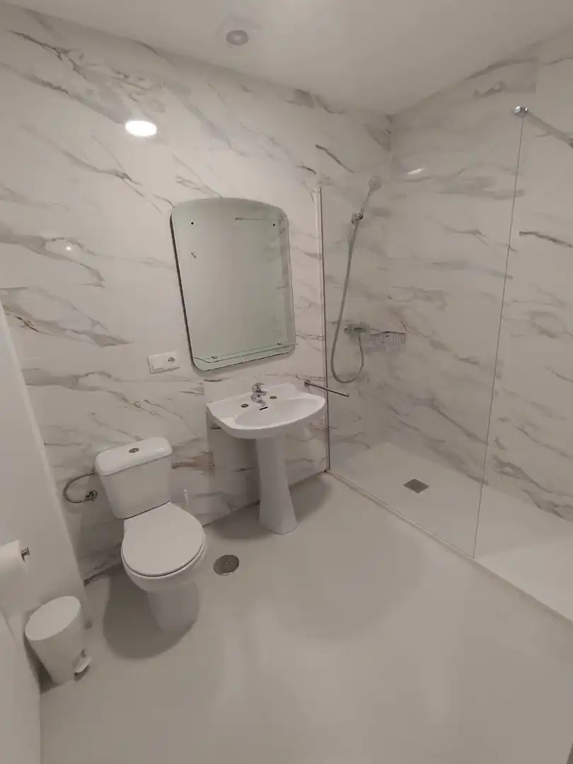 Baño de Piso para compartir en Santiago de Compostela  con Calefacción, Parquet y Amueblado