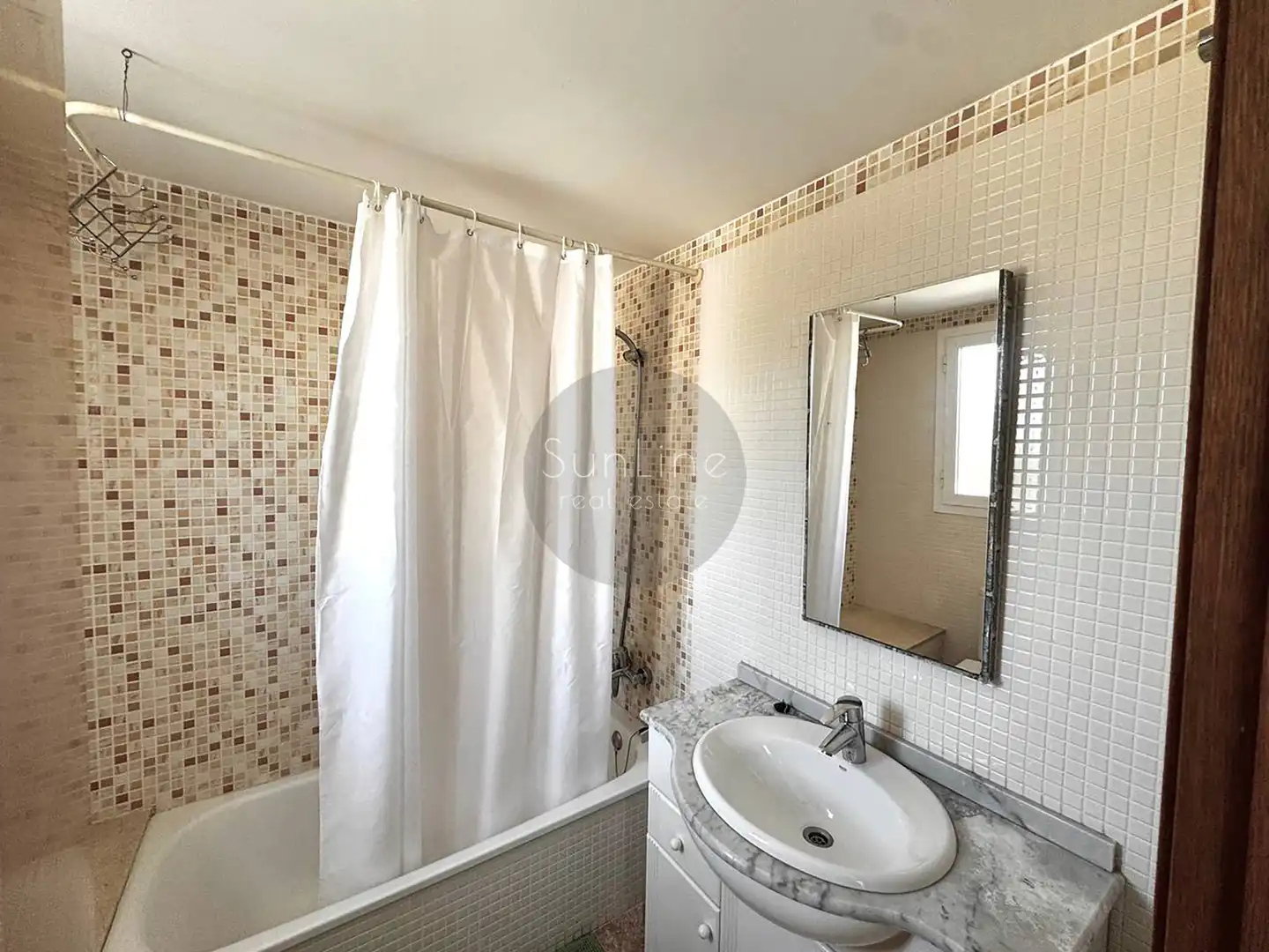 Badezimmer von Einfamilien-Reihenhaus zur Miete in Moncada mit Klimaanlage, Privatgarten und Terrasse