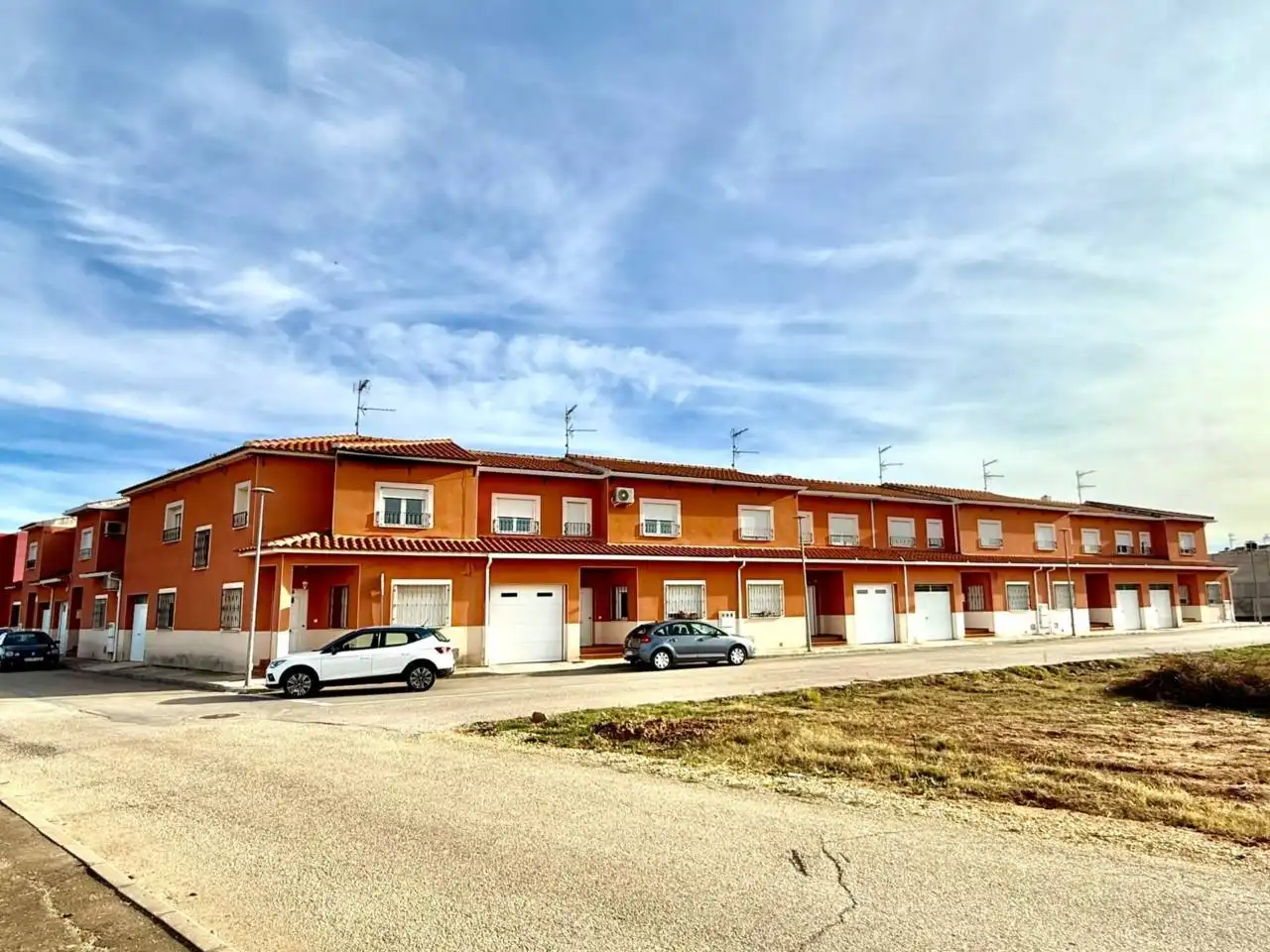 Vista exterior de Casa adosada en venta en Miguel Esteban con Alarma y Piscina comunitaria